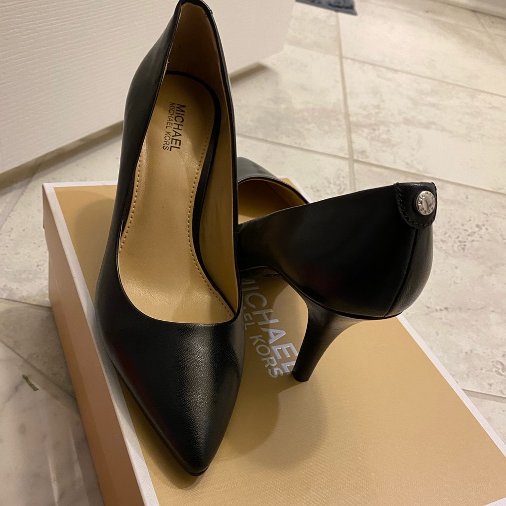 Michael kors black leather pumps